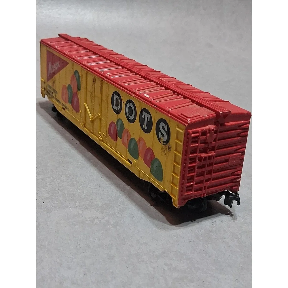 Trix Dots Advertising HO Box Car Tootsie Roll Industries Painted Plastic 91576